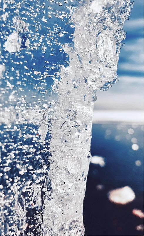 Dettaglio ravvicinato di acqua trasparente con giochi di luce e sfondo sfocato
