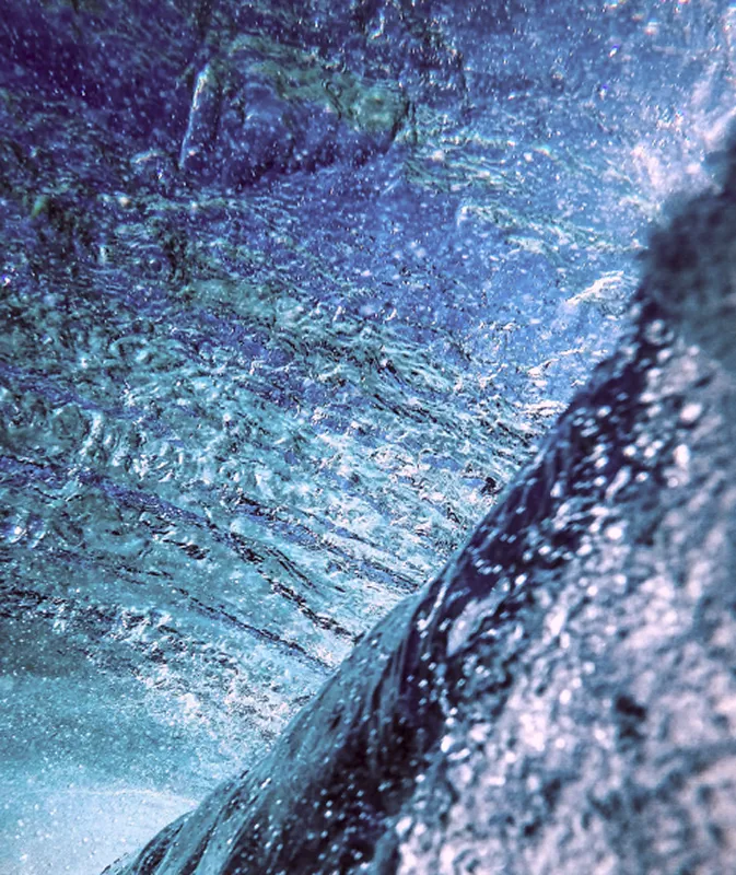 Macro della superficie di acqua blu in movimento con texture luminose